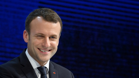 Double discours à Davos : social en français, Emmanuel Macron devient libéral en anglais