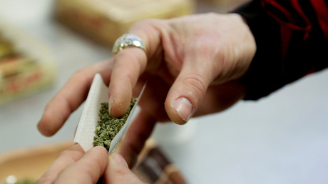 De simples amendes pour les fumeurs de cannabis : une mesure inefficace ?