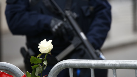 Une rose blanche est attachée à une barrière près du Bataclan après les attentats de Paris du 13 novembre 2015