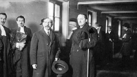 A gauche, Charles Maurras, à droite Les Camelots du Roi au Palais, à droite Maxime Real del Sarte, fondateur et chef des Camelots du roi