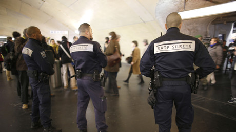 Une patrouille de sécurité dans les couloirs du RER à Paris, décembre 2015, illustration