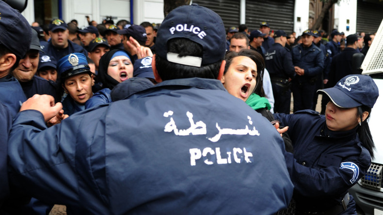 Algérie : une policière crache sur des étudiants lors d'une manifestation (VIDEO)