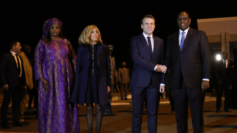 Quand Macron semble confondre la main du président sénégalais... avec celle de son épouse (VIDEO)
