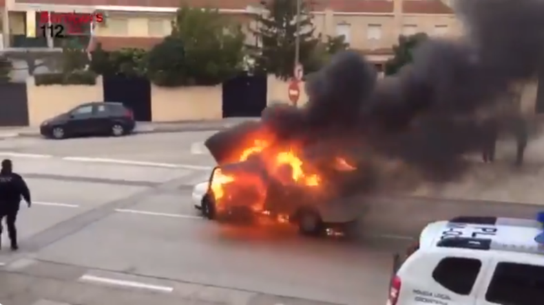 Espagne : sans conducteur, une voiture en flammes poursuit sa route dans une rue d'Alicante (VIDEO)