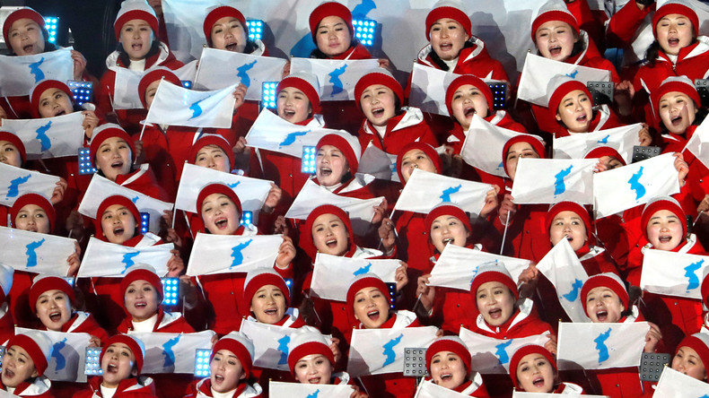 JO de Pyeongchang : les pom-pom girls nord-coréennes chantent (très fort)