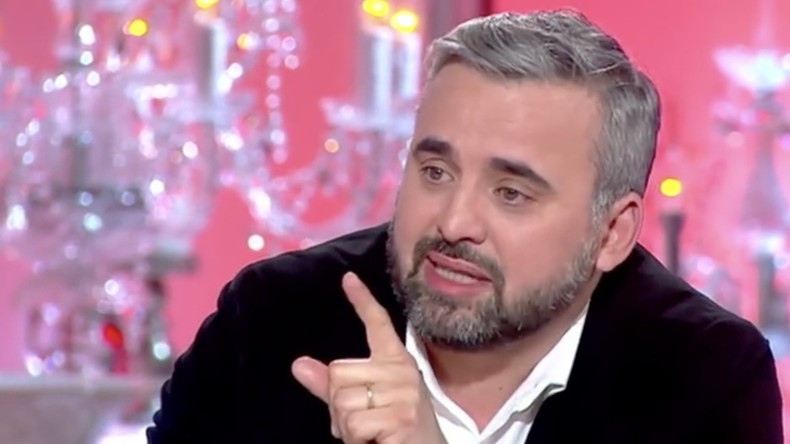 «Ça, je suis pas d'accord» : Corbière ému aux larmes par le sort des salariés de Carrefour (VIDEO)