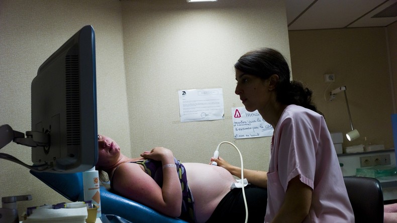 Colère des kinés et infirmières libérales : privées de congé maternité, elles réclament l'égalité