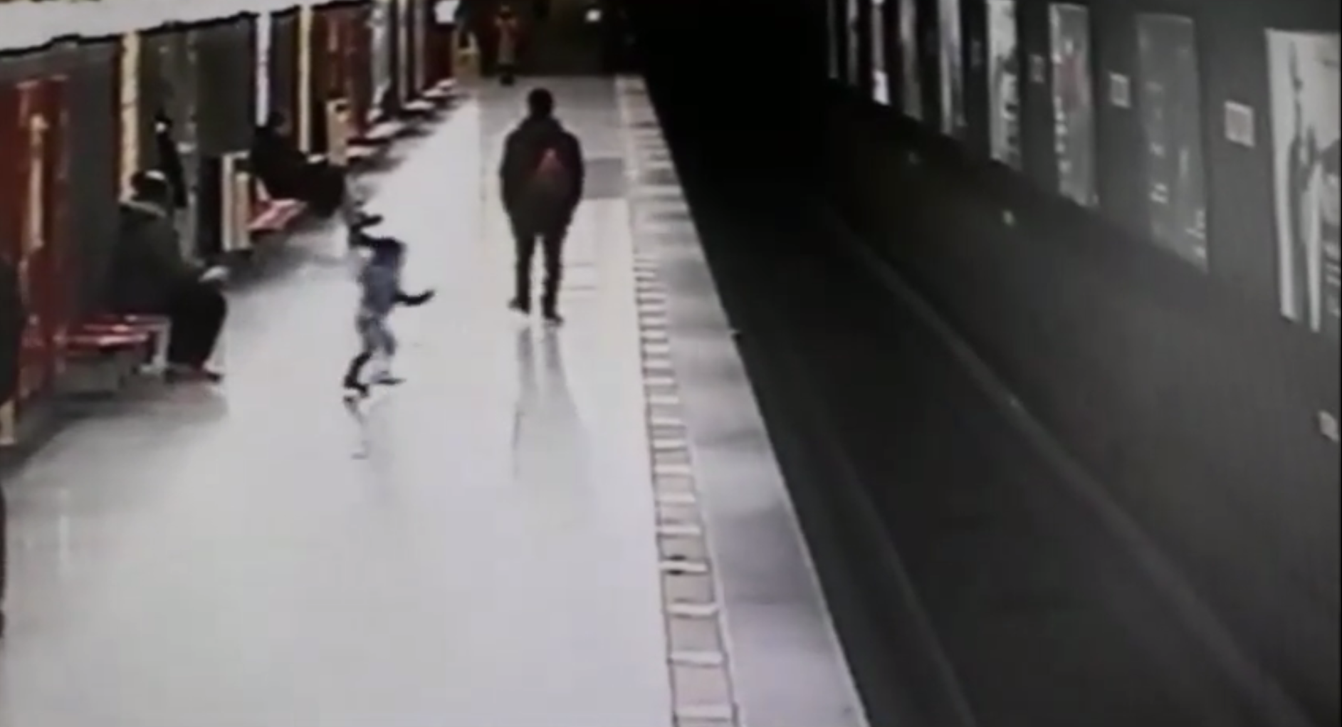 Машинист поезда. Индийские дети на рельсах. Индия город на рельсах. Малыш спасе поезд. Желоб между рельсами в метро.