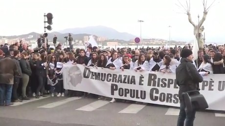 Corse : des milliers de nationalistes battent le pavé pour pousser l'Etat à négocier (IMAGES)