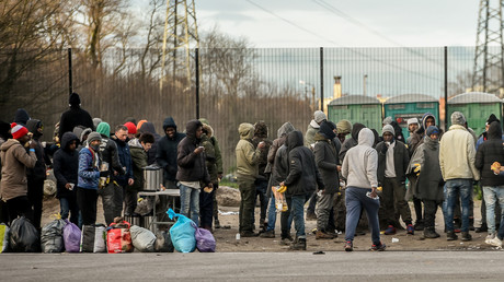 Un groupe de migrants dans les environs de Calais, le 2 février