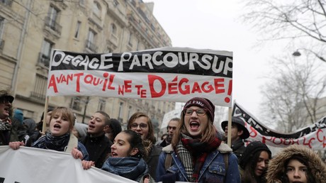 Les étudiants, les lycéens et l'intersyndicale enseignante étaient réunis à Paris sous la neige à Paris le 6 février.