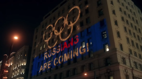 «Les Russes arrivent» : une projection géante apparaît sur le siège de l'AMA à Montréal