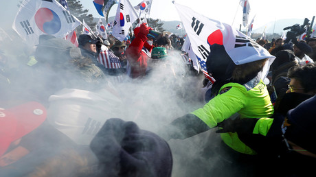 JO 2018 : des manifestants déchirent des portraits de Kim Jong-un et défient la police (IMAGES)