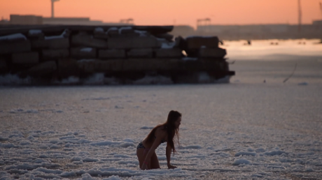 Une jeune fille brave les eaux glacées de la mer Caspienne par -17°C
