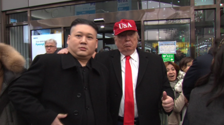 Trump et Kim Jong-un, meilleurs potes ? On pourrait le croire à voir ces deux sosies à Séoul