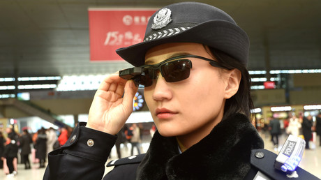 Un officier de police équipé des lunettes à reconnaissance faciale à Zhengzhou, en Chine, février 2018