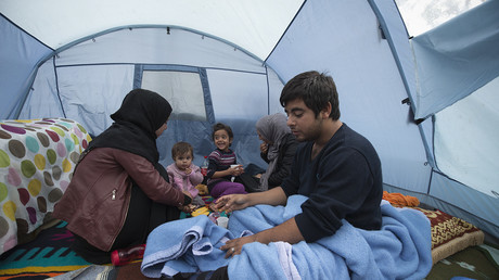  Une famille réfugiée syrienne est assise dans une tente dans un camp de fortune à la Porte de Saint-Ouen, dans le nord de Paris (Image d'illustration). 