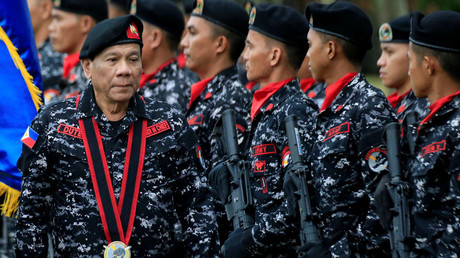 Illustration : Rodrigo Duterte passe en revue des soldats, photo ©Romeo Ranoco/Reuters