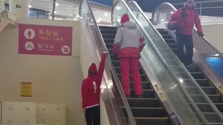  Un skieur suisse essaie un nouveau sport sur escalier roulant