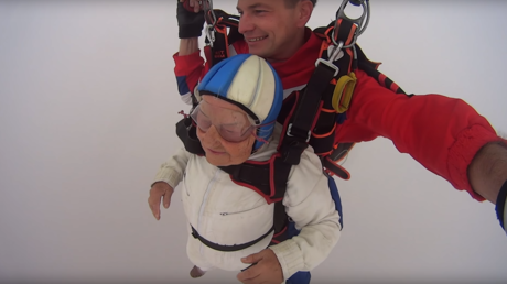 A 93 ans, sauter en parachute, c'est possible ! 