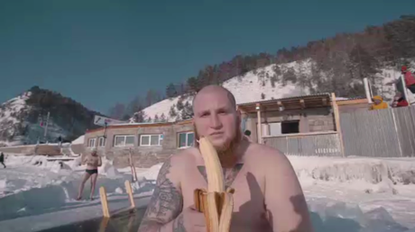 Au lac Baïkal, les «morses» répondent à la parodie de Satisfaction des cadets russes  