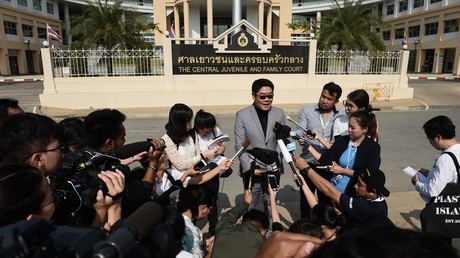 Kong Suriyamontol, l'avocat thaïlandais de Mitsutoki Shigeta, s'exprime à la presse après le jugement du tribunal pour enfants de Bangkok qui a déclaré son client seul parent des 13 bébés nés de mères porteuses, le 20 février 2018. 