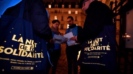 Personnes impliquées dans le décompte des sans-abri le soir de la Nuit de la solidarité le 15 février à Paris.