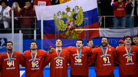 Victorieuse, l'équipe de hockey russe chante l'hymne national, interdit par le CIO (VIDEO)