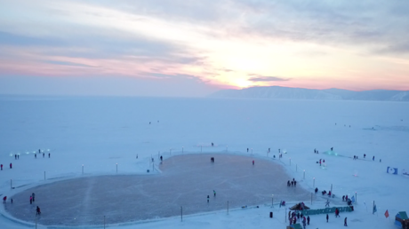 Une patinoire géante en forme de cœur s'illumine au lac Baïkal