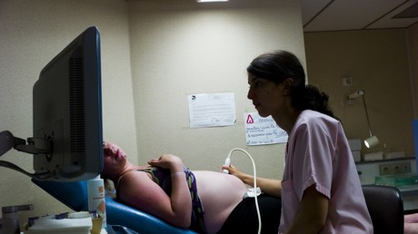 Colère des kinés et infirmières libérales : privées de congé maternité, elles réclament l'égalité