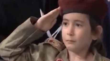 Erdogan incite une fillette en sanglots à tomber en martyre pour la Turquie (VIDEO)