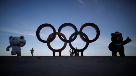 Les mascottes des Jeux d'hiver à Pyeongchang encadrent les anneaux olympiques, illustration