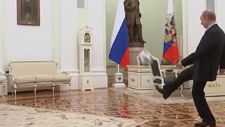 A 100 jours de la Coupe du monde, Vladimir Poutine jongle au Kremlin (VIDEO)