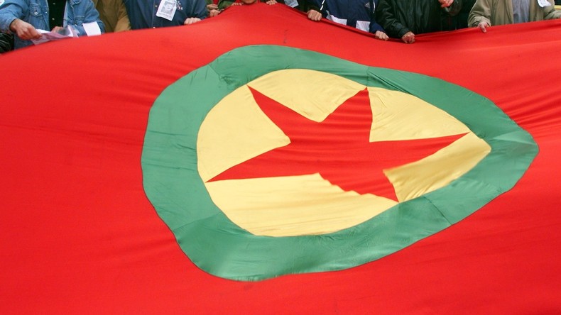 Paris : des Kurdes manifestent devant l'ambassade des Etats-Unis (IMAGES)