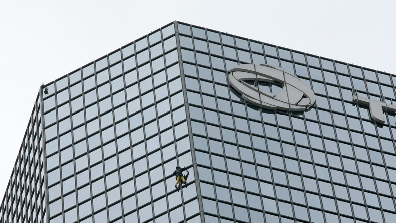 Alain Robert, le Spider-Man français, escalade la tour Total à La Défense (IMAGES)