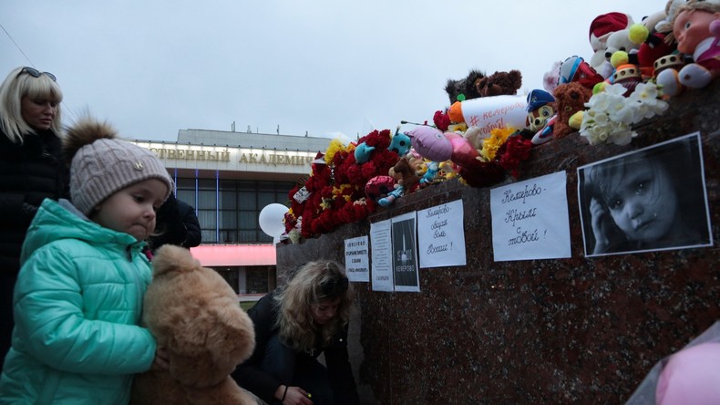 Recueillement dans plusieurs villes de Russie après l'incendie de Kemerovo (VIDEO)