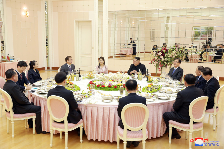 Le rapprochement des deux Corées se poursuit : Kim Jong-un reçoit des diplomates à dîner