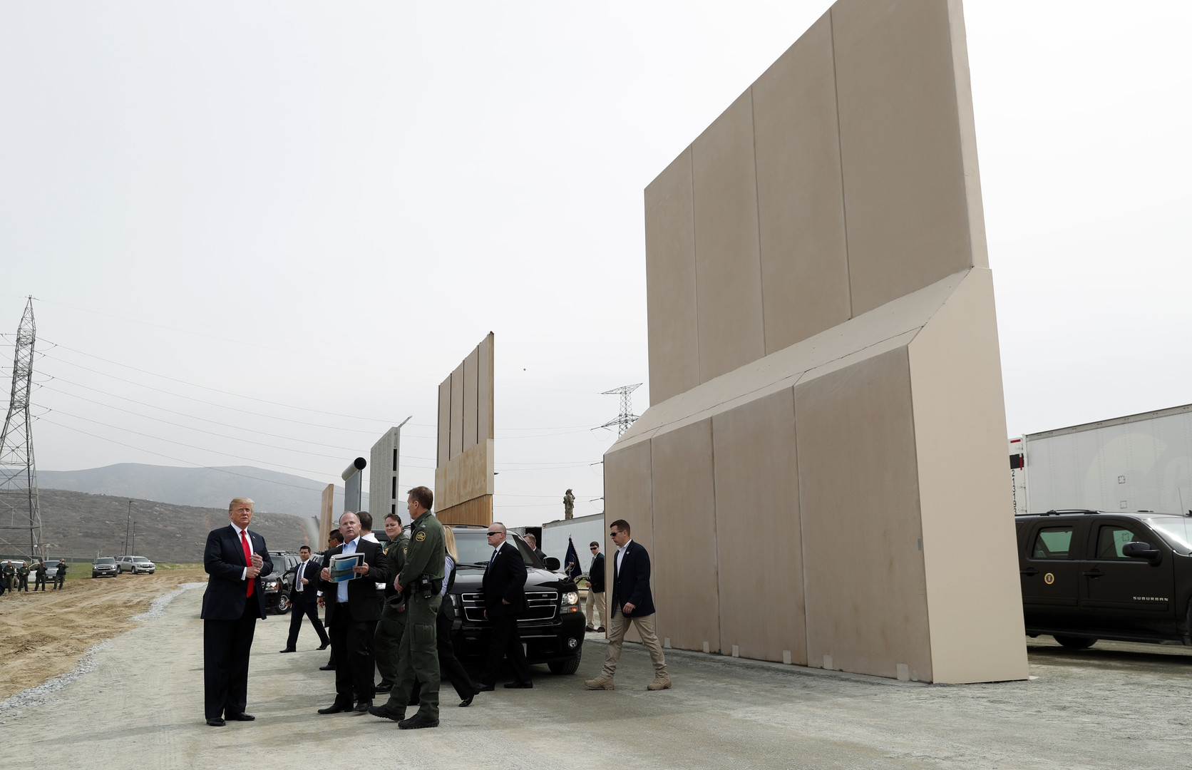 Mur à la frontière mexicaine : huit prototypes ont été présentés à Donald Trump (PHOTOS)