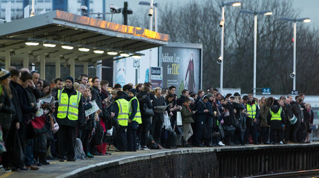 Passagers attendant un train pour Londres après une grève du Southern Rail (Rail du Sud), le 10 janvier 2017.
