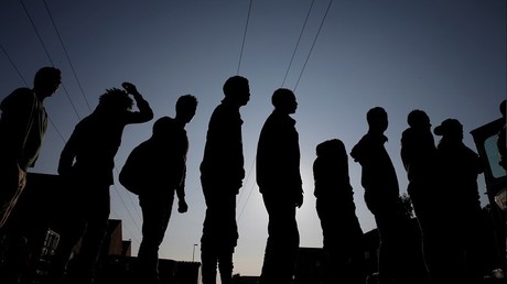 Migrants à Calais : Yann Moix va porter plainte contre Gérard Collomb pour diffamation