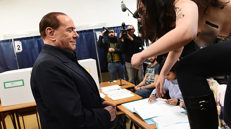 Seins nus, une Femen perturbe Silvio Berlusconi à son bureau de vote de Milan (VIDEO)