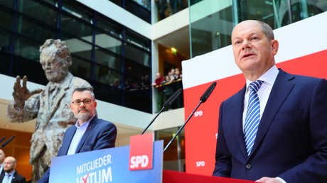 Olaf Scholz (à droite), chef par intérim du parti social-démocrate (SPD) allemand, s'exprime après que le trésorier du SPD, Dietmar Nietan, a annoncé le résultat du référendum du parti SPD