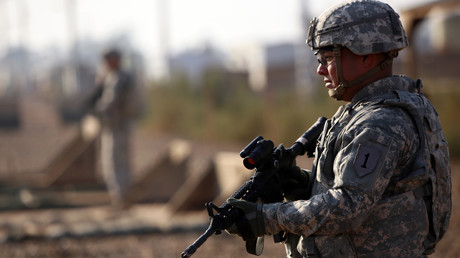 Un soldat américain monte la garde devant une base militaire située à trente kilomètres au nord de Bagdad. 