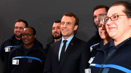 Emmanuel Macron prend la pose avec de jeunes diplômés de l'Ecole de l'administration pénitentiaire, le 6 mars