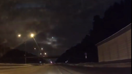 Une boule de feu éblouit le ciel nocturne dans l'Oural 
