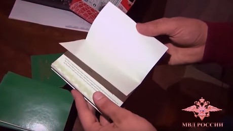 Saint-Pétersbourg : des faussaires vendaient des passeports d’un pays imaginaire (VIDEO)