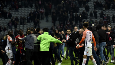 Joueurs frappés par leurs supporters, terrain envahi : le match Lille-Montpellier dégénère (IMAGES)