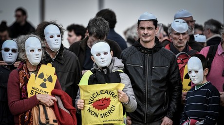 Des manifestants lors du rassemblement anti-nucléaire à Paris, le 11 mars