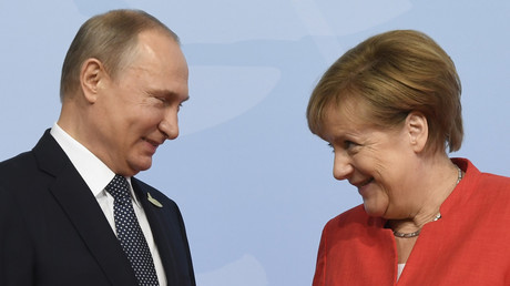 Diplomatie culinaire : qu'a reçu Merkel après avoir envoyé de la bière à Poutine ? (VIDEO)