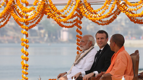 Le président français Emmanuel Macron entouré du Premier ministre indien Narendra Modi et du ministre en chef de l'Etat de l'Uttar Pradesh, le moine extrémiste hindou Yogi Adityanath, le 12 mars 2018.
